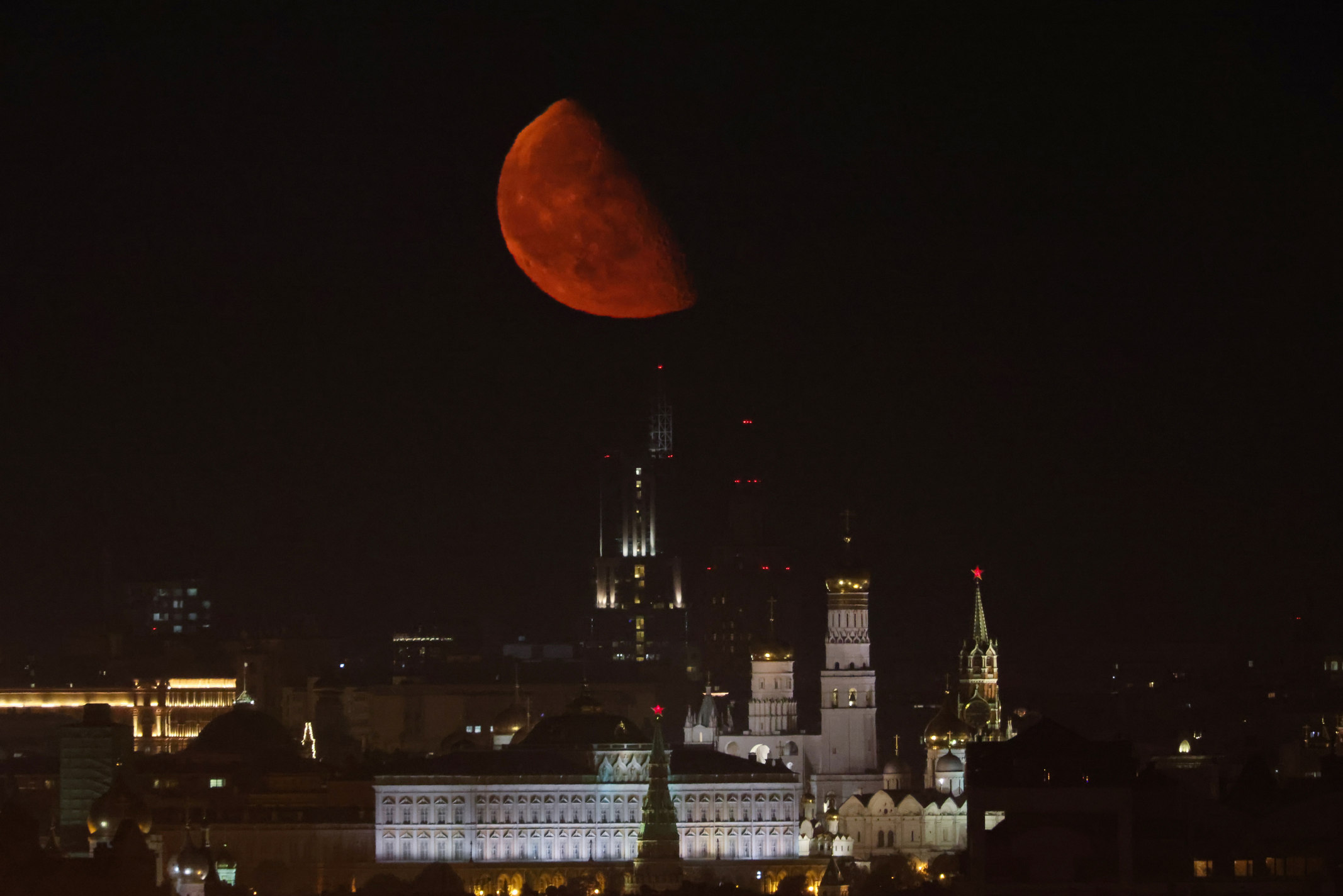 Восход луны в москве. Кровавая Луна 2022. Красная Луна в Москве. Кровавая Луна в Москве. Красная Кровавая Луна.