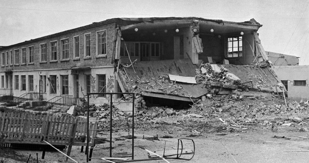 Области землетрясение в дагестане. Землетрясение. Рушенный дом. Землетрясение в Дагестане 1970. Землетрясение фото.