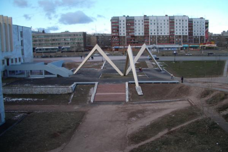 Братск арт. Братск ТКЦ Братск арт памятник. ТКЦ Братск арт памятник паук. Фонтан на ТКЦ Братск арт. Фонтан возле ТКЦ Братск.